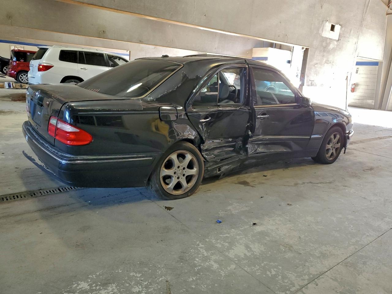 Mercedes-Benz E-Class 320 Image 5