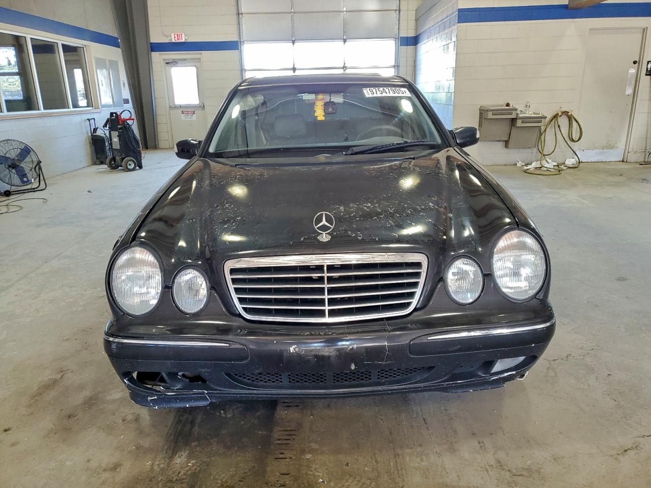 Mercedes-Benz E-Class 320 Image 13