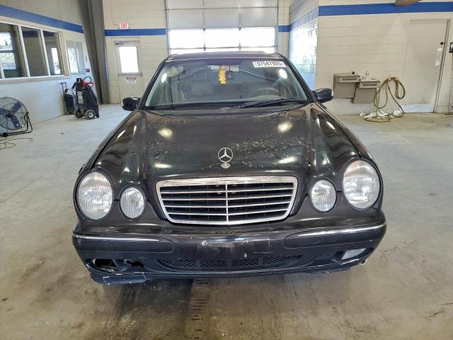 Mercedes-Benz E-Class 320 Image 13