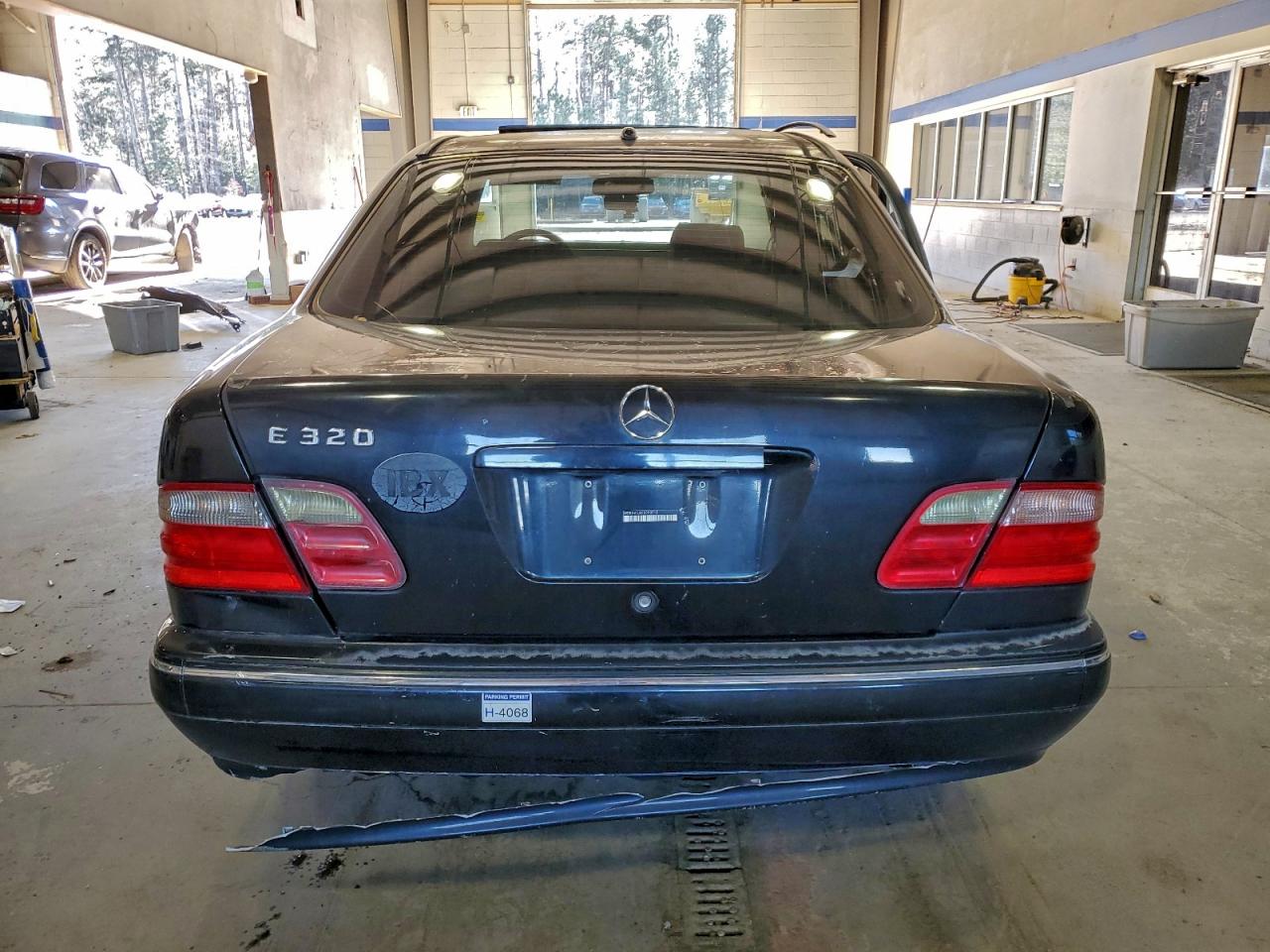 Mercedes-Benz E-Class 320 Image 4