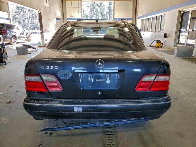 Mercedes-Benz E-Class 320 Image 4