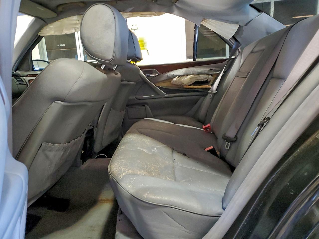 Mercedes-Benz E-Class 320 Image 9