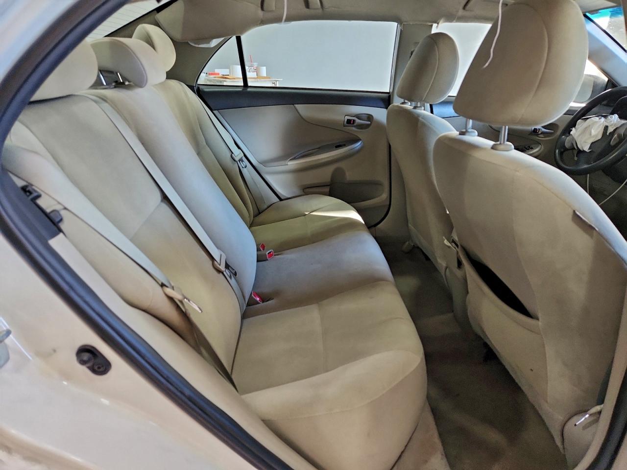 Toyota Corolla Base Image 3