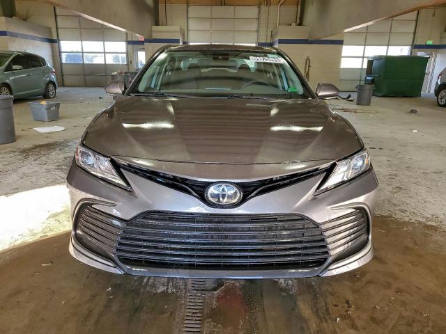 Toyota Camry Le Image 4