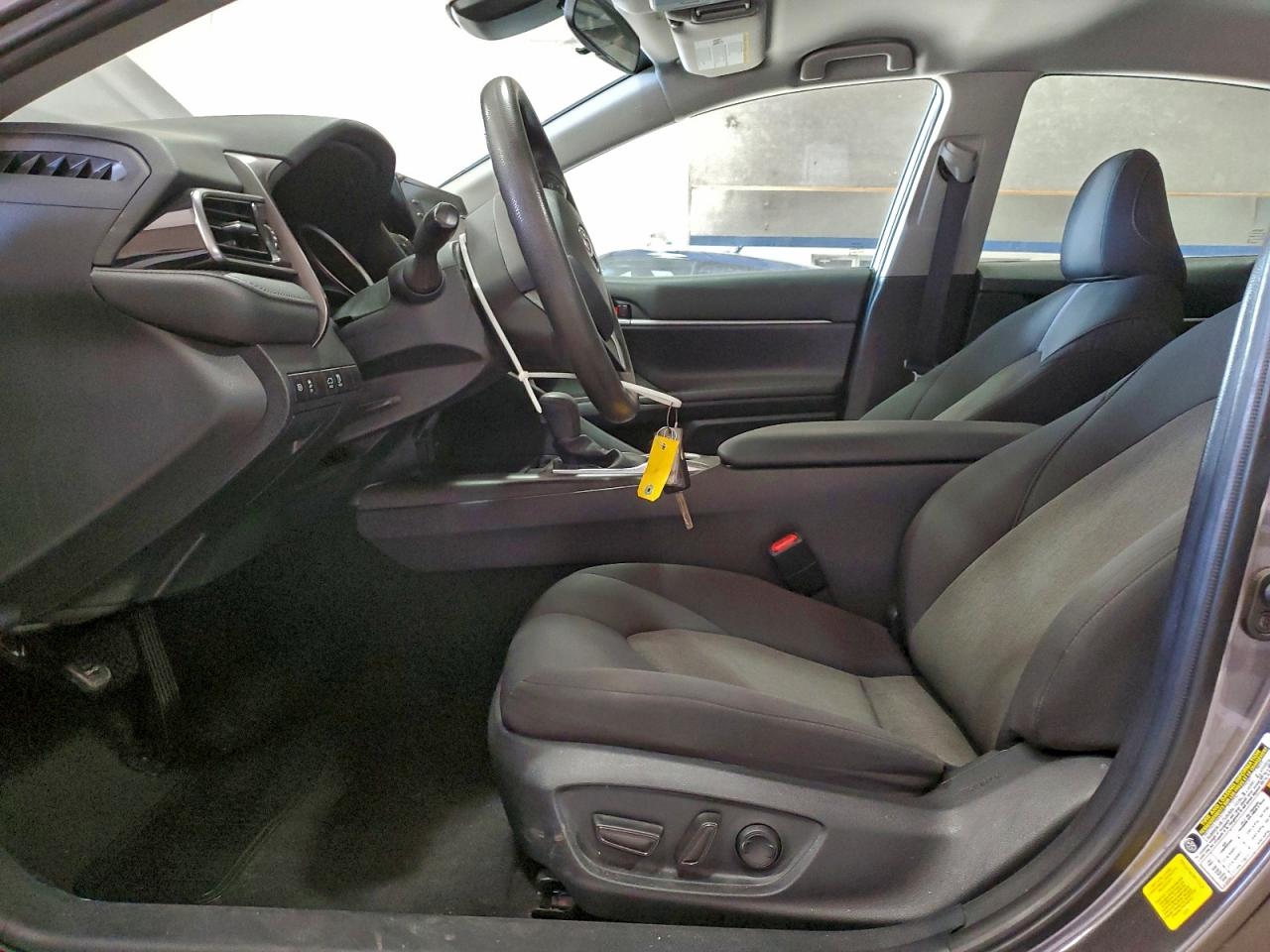 Toyota Camry Le Image 10