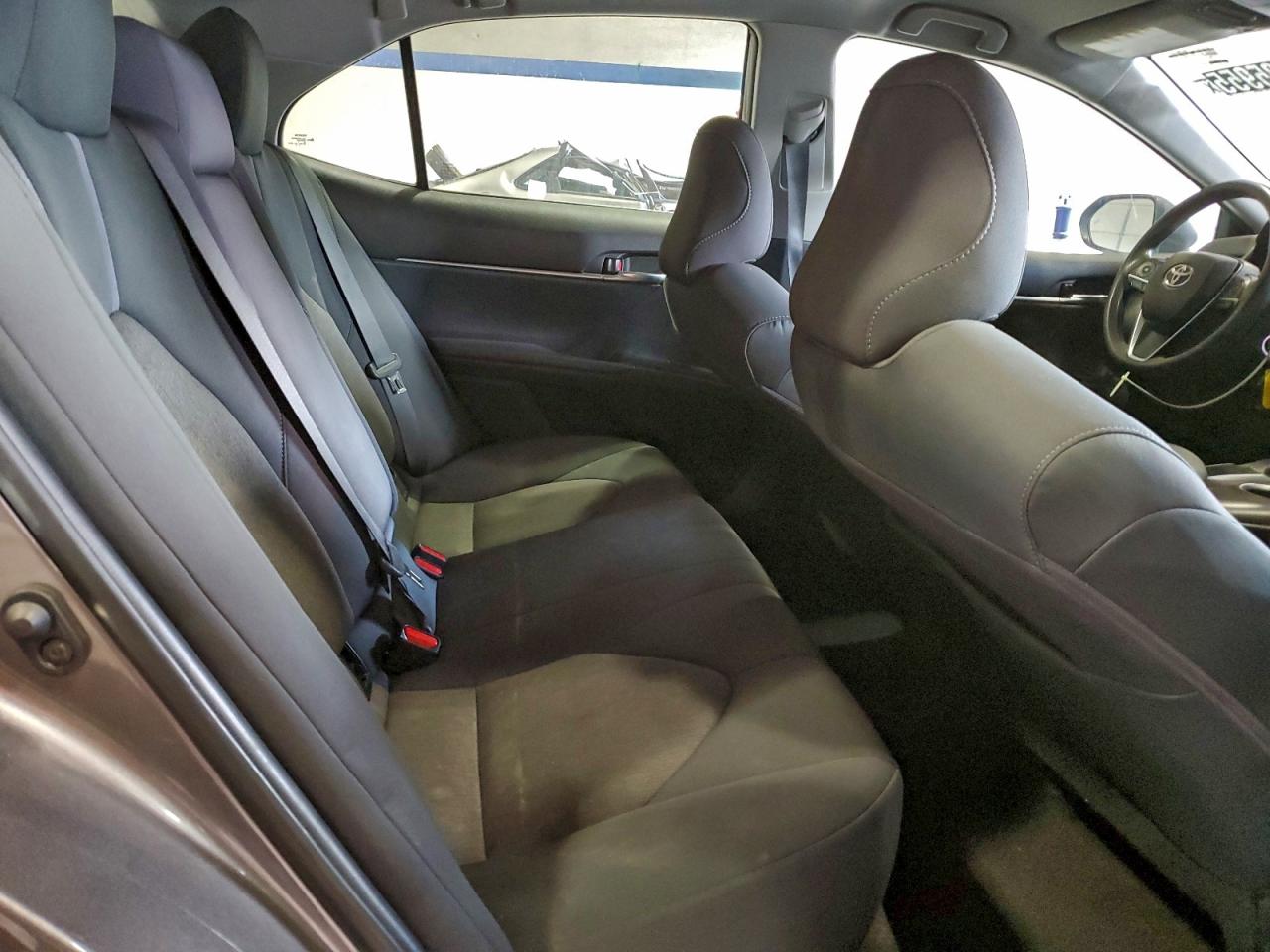 Toyota Camry Le Image 13