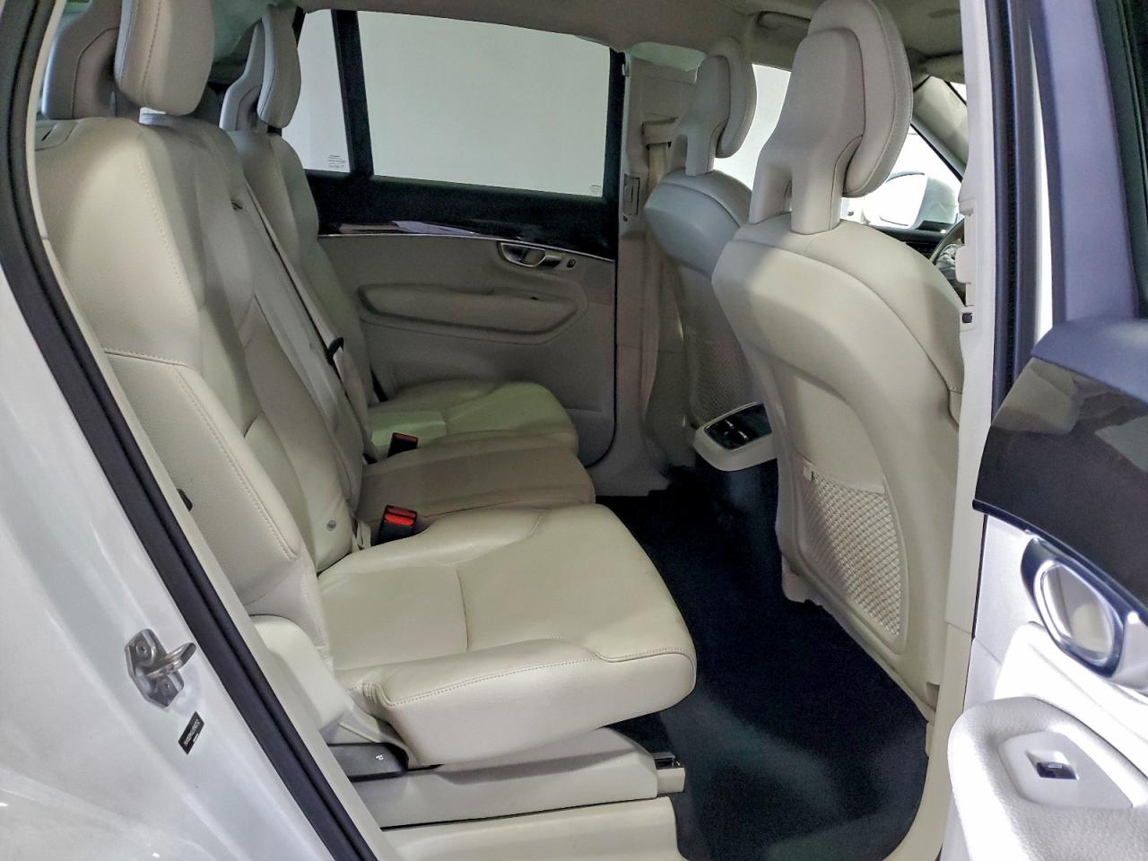 Volvo XC90 T5 Image 8