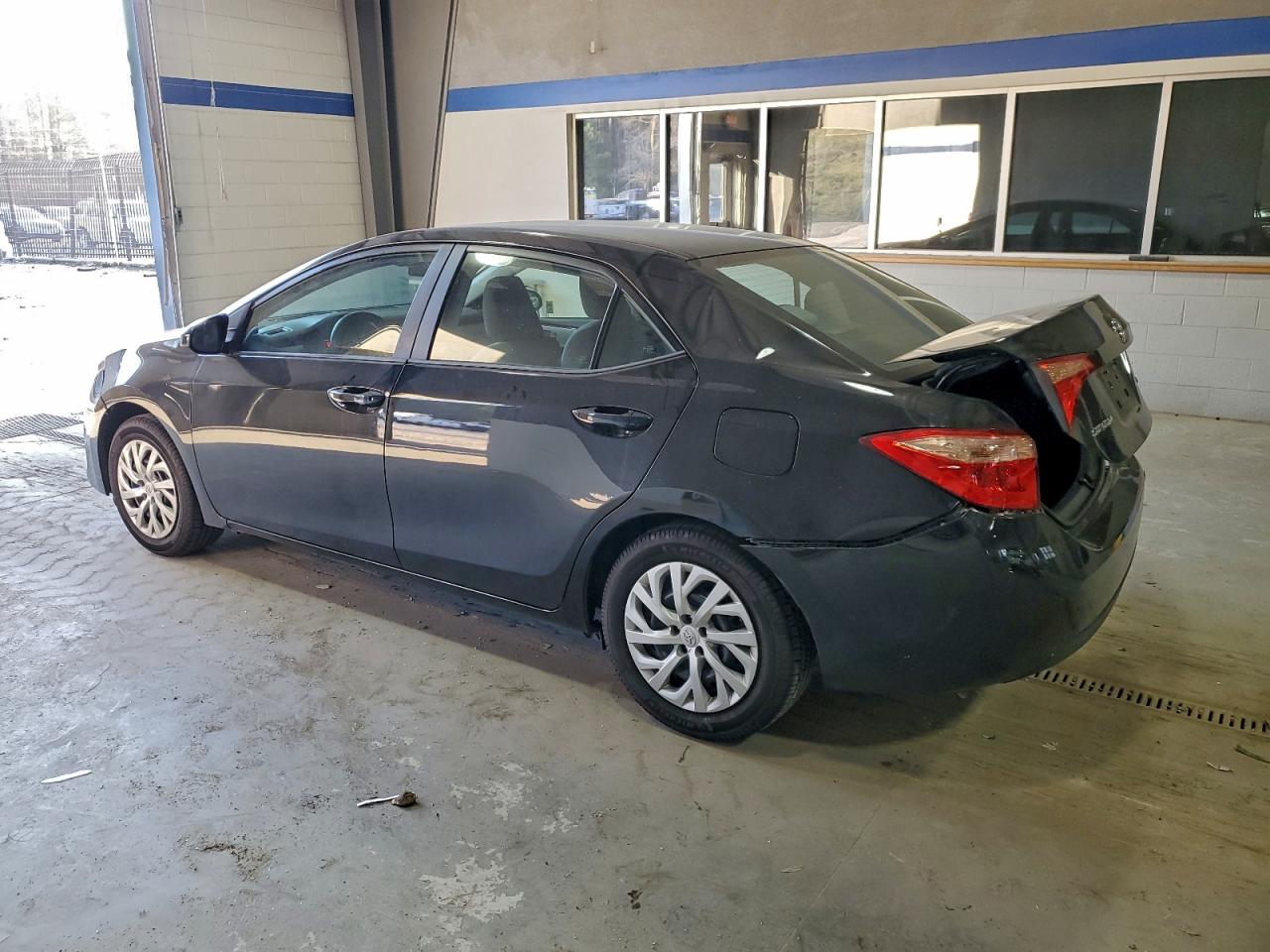 Toyota Corolla L Image 12